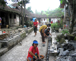 Perempuan Di Dua Dusun Sambung Jalan Pakai Con-Block