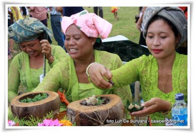 Kuliner Bali Tertolong Para Abdi Tradisi Klepon
