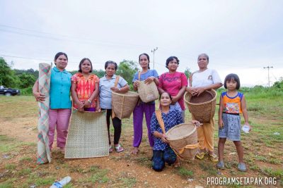 Perempuan Dayak Bela Kearifan Lokal Tembawang Dari Ancaman Sawit