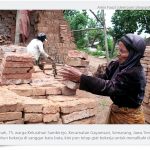 Musrimah, pengangkut batu bata lansia