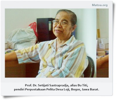 Bu Titi dan Perpustakaan Pelita Desa Loji