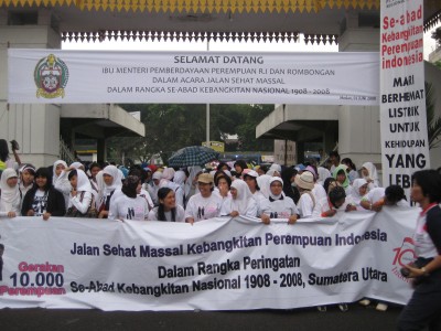 Gerak Jalan 10.000 Perempuan Sumut Pegang Rekor