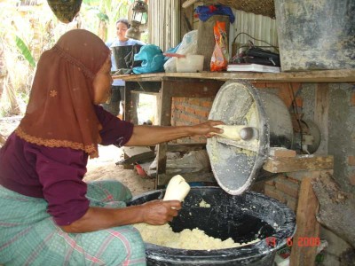 Sawarni Ciptakan Kerupuk Ubi Kayu Asli