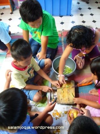 Sri Wahyaningsih Rintis Sekolah yang Menyatu Dengan Alam