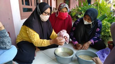 Tim Mahasiswi Unsoed Tuntun Desa “Tempe” Manfaatkan Kulit Ari Kedelai